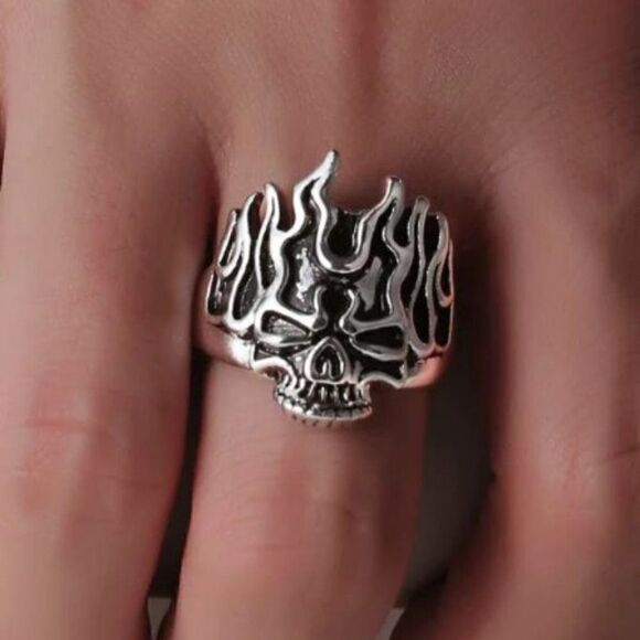 STERLING SILVER SKULL FLAMING RING - Picture 1 of 4
